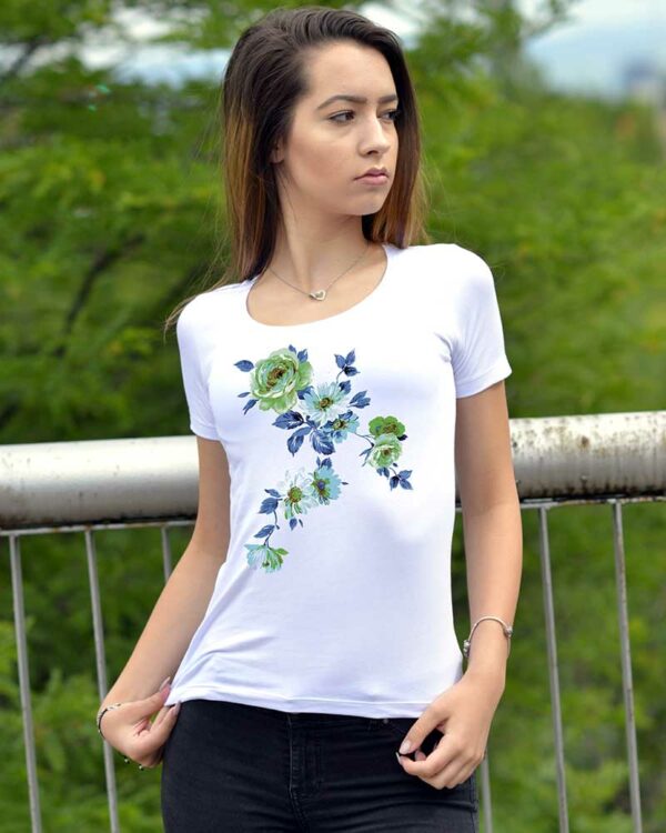 Дамска тениска със сини цветя