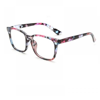 Подчертан стил с прозрачни очила